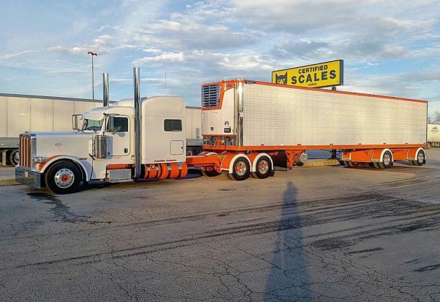 Semitrckn Peterbilt Custom With Matchin Reefer