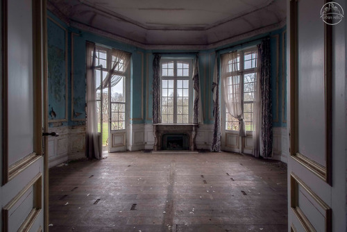 urbanrelicsphotography:CHATEAU CINDERELLAA virtually empty...