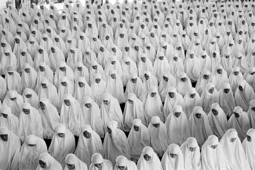 kurdishmoon:Muslim Indonesian women praying in a mosque.•...