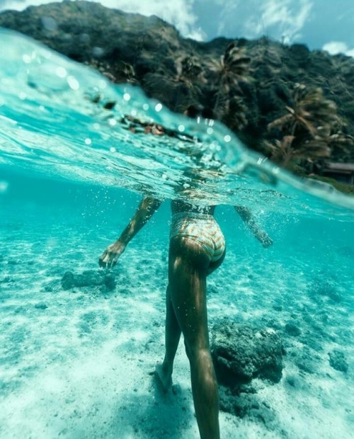 girl sea ocean maldives luadoarpoador oceancuresall tropical explore
