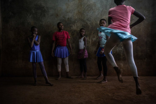 visualjunkee:Ballet dancers in the Kibera neighborhood of...