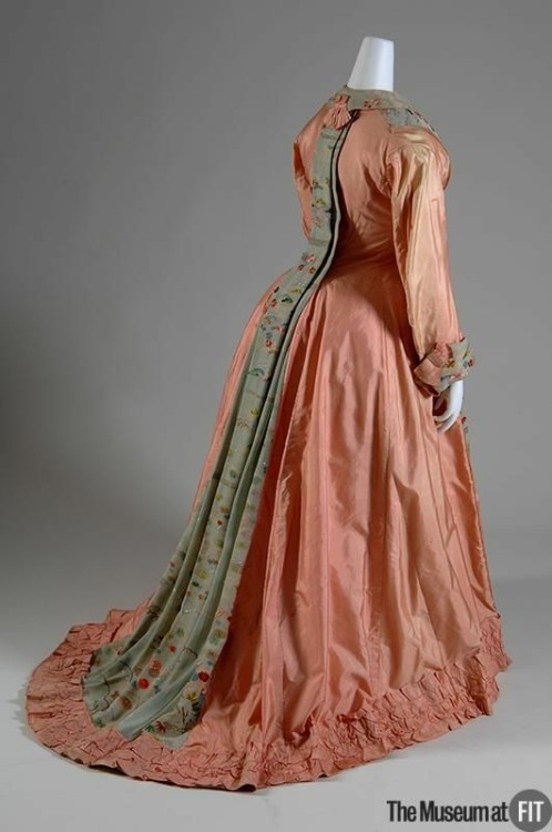 historical fashion victorian era tea gown