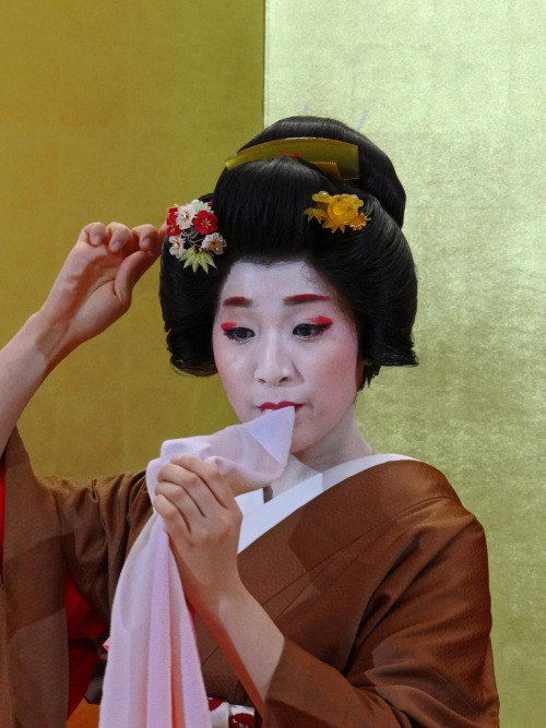 Biting the Towel (by Rekishi no Tabi)
“ Kanazawa in Ishikawa Prefecture, which used to be the castle town of the Maeda clan’s fief of Kaga, is having a tourism promotion called “Lady Kaga”, featuring the geisha of the area.
Pictured here is the...