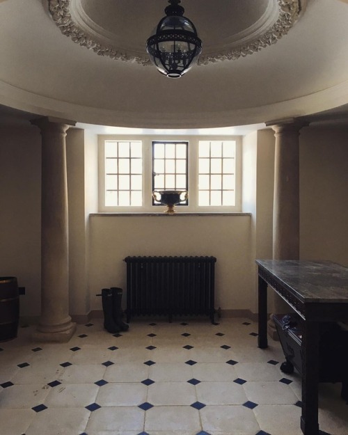 stepfordwasp:Lutyens’ Edwardian foyer, Gloucestershire