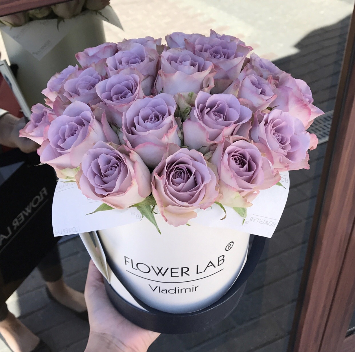 Фиолетовые розы букет в коробке