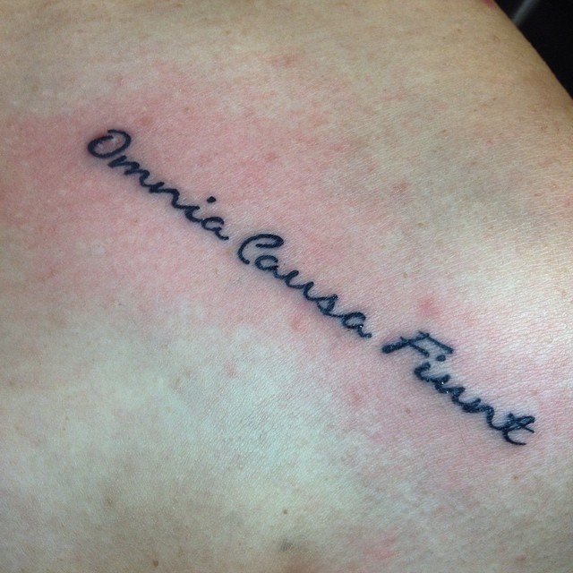 Gigie Omnia Causa Fiunt Latin Script Tattoo For