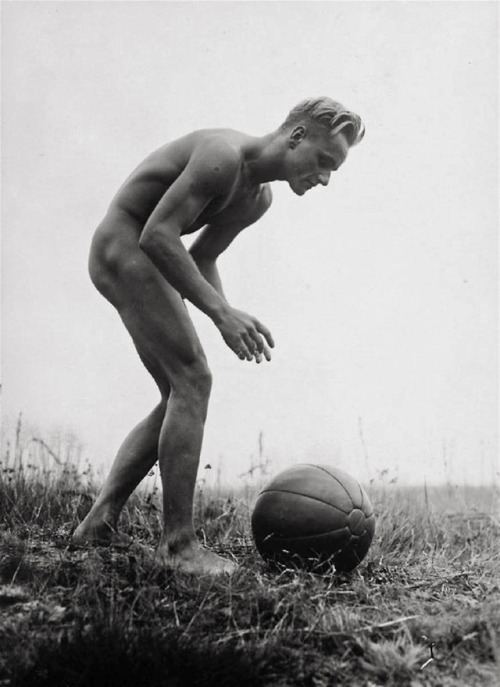 joeinct:Athlete with Ball, Photo by Gerhard Riebicke, 1930