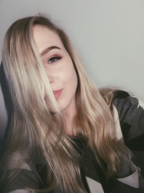 selfie makeup blonde long hair checkerd flawless inglot ardell