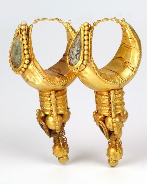 A large pair of Eastern Roman Gold Earrings, ca. 3rd century BC....