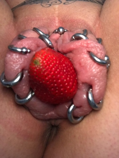 lust-sub:Ich liebe Erdbeeren, da bekomm ich Lust auf mehr!...