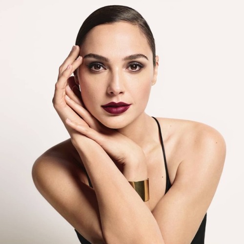 galgadotnet:gal_gadot @mario_sorrenti for @revlon 