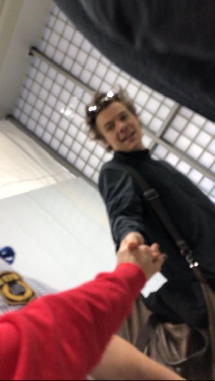 harrystylesdaily:Arriving in Tokyo, Japan - May 11 (via...