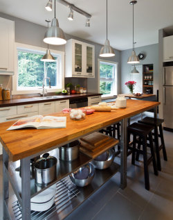 The different shades of wood complement each other well in this modern kitchen