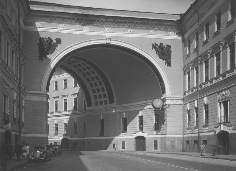 The Arch of the General Staff Building in Leningrad, mid-1940s
Photo by Sergey Shimansky