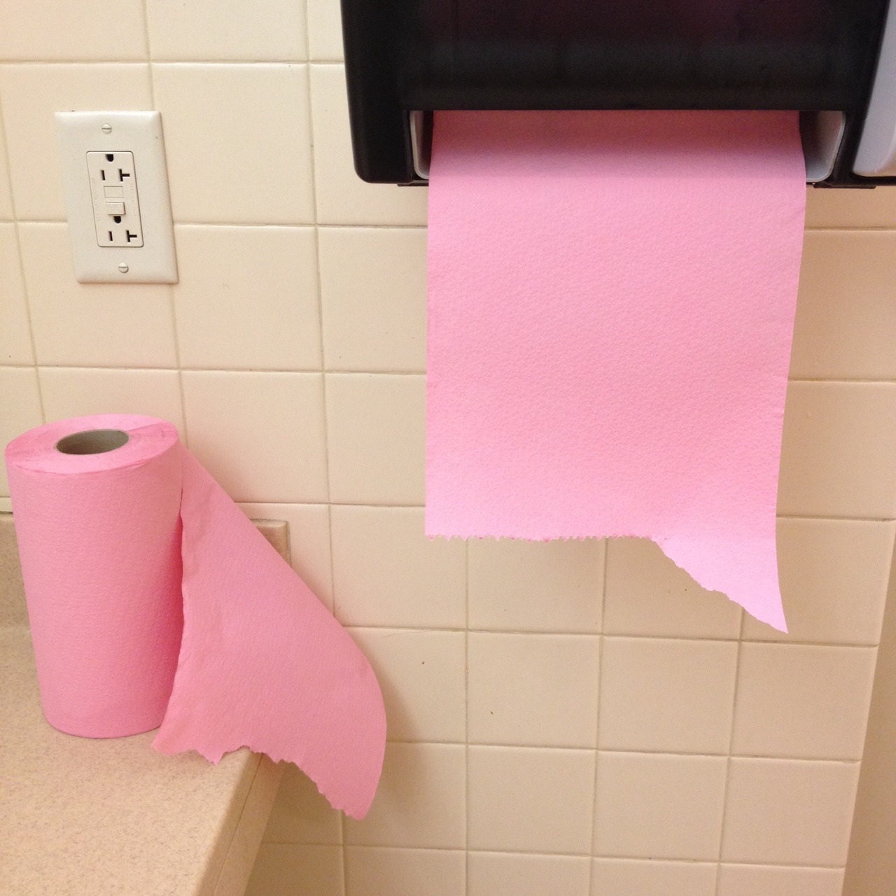 Туалетная бумага пастель. Розовая туалетная бумага с сердечками. Туалетная бумага розовый цветок.