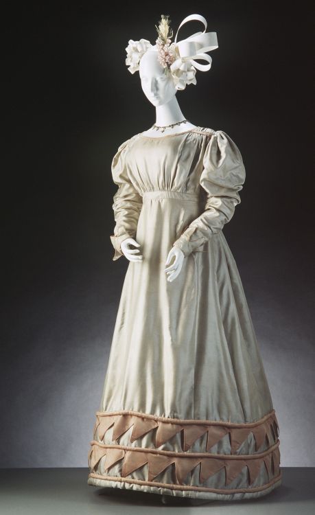 fashionsfromhistory:Day Dressc.1825Museum of Applied Arts...