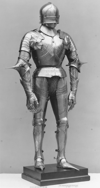 armthearmour:Armor in an odd gothic style, German, ca. 1480,...