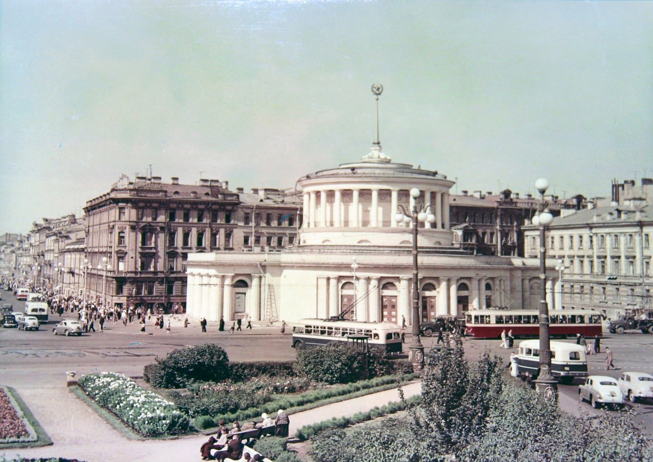 Saint Petersburg, the Vosstaniya Square (1956)