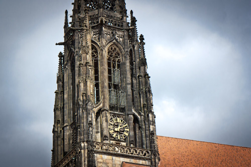 sixpenceee:
“ These three cages, that were used to hold the dismembered remains of opposing religious leaders in the region in 1536, still hang on St. Lambert’s Cathedral in Münster, Germany
”