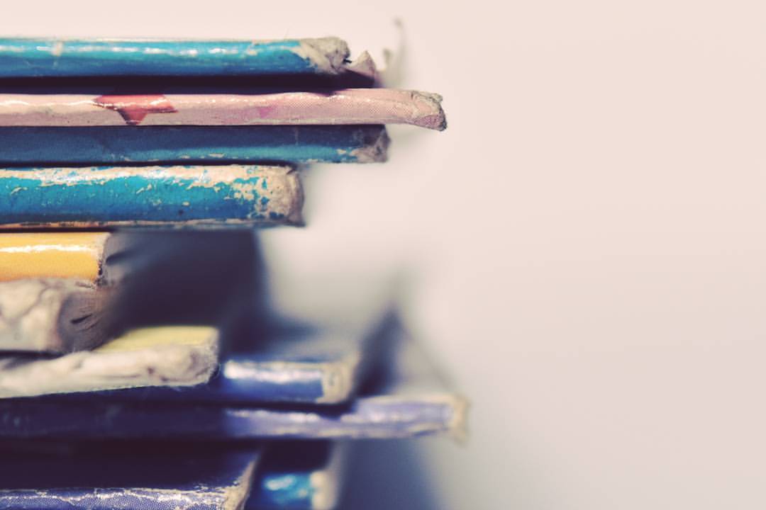  Tumpukan buku tulis  lama dan kenangan yang Pejalan Waktu