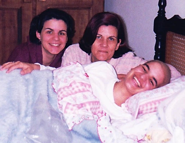 Primeiro dia em casa depois do transplante, com minha irmã Renata e minha mãe. Que bom voltar para casa!