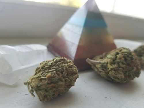 titsand-blunthitss:quartz, chakra pyramid and nugs of...