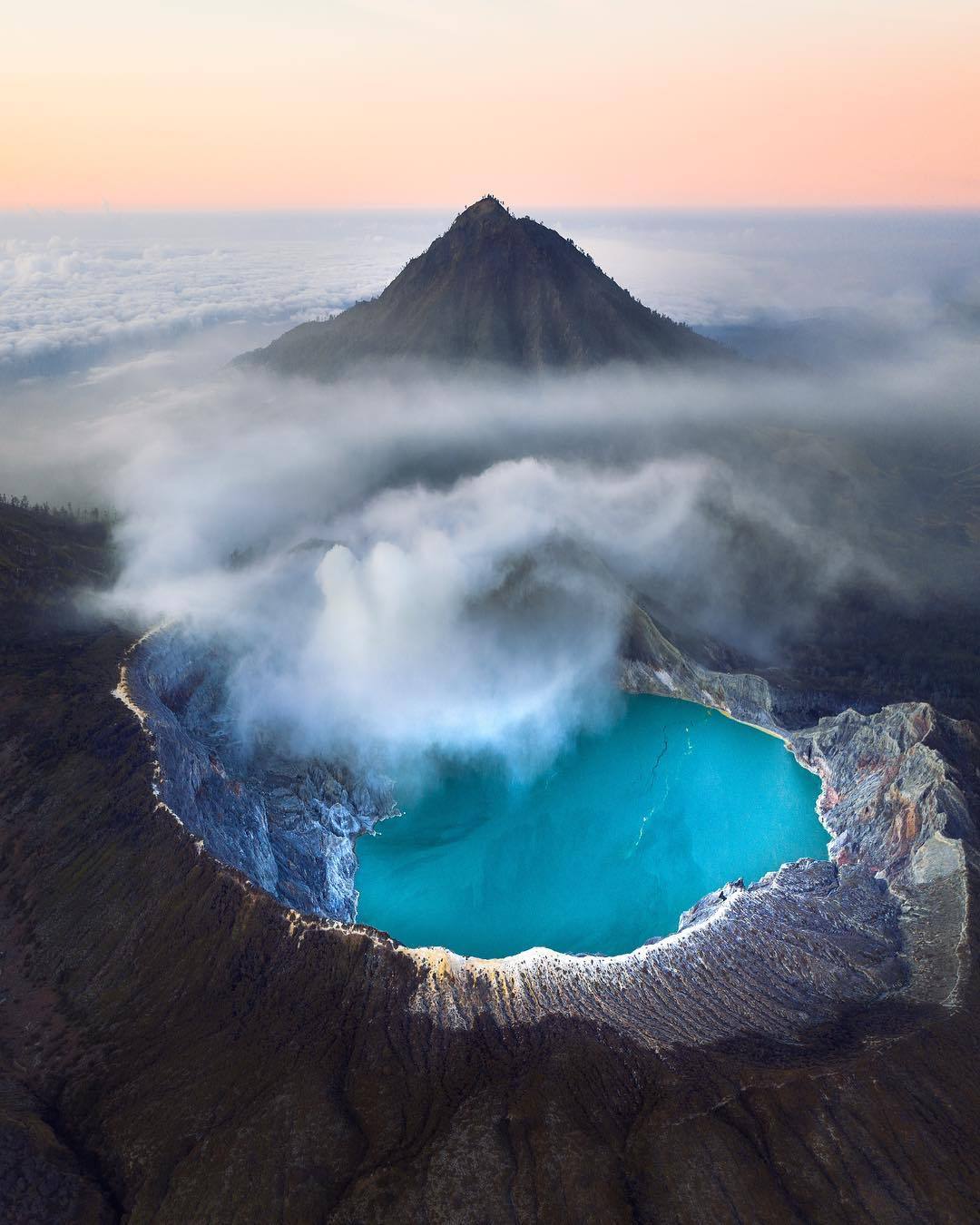 <p><a href="http://amazinglybeautifulphotography.tumblr.com/post/183067831450/kawah-ijen-volcano-indonesia-by-karl-shakur" class="tumblr_blog">amazinglybeautifulphotography</a>:</p><blockquote><p>Kawah Ijen volcano, Indonesia. BY Karl Shakur, (1080x1350) - SScouterSS</p></blockquote>