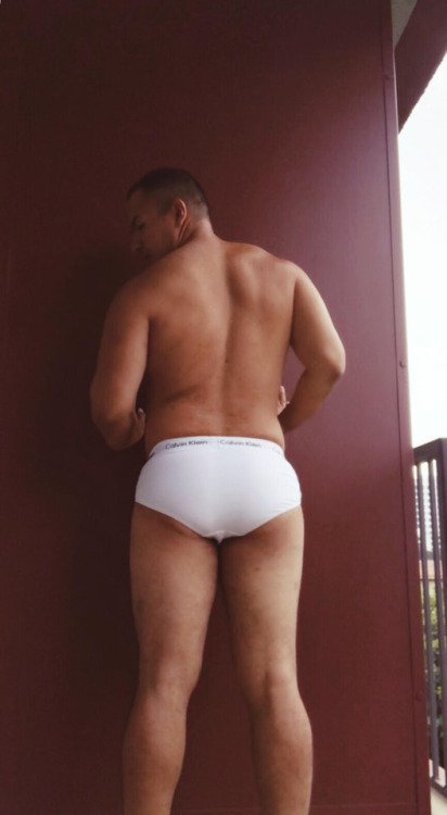 betosbizcochos:Thanks Papi for the hot pics!  Check him out...