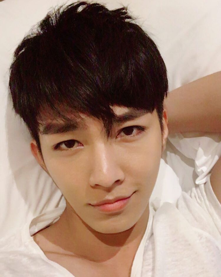 :: DEARAARONYAN :: Your #1 source for everything Aaron Yan