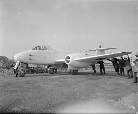 World War 2 in Pictures | A British Gloster Meteor, the first ...