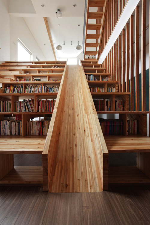 bookshelfporn:A Library SlideWe love this wooden slide that...