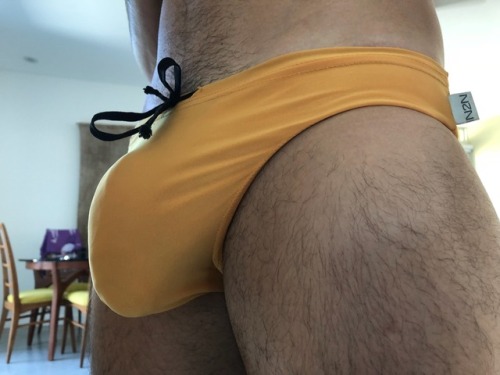 lhommedanslombre01:Busting out my trunks wish me luckFollow...