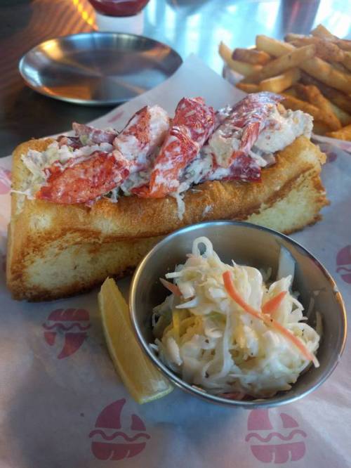 let-us-taco-bout-it:Lobster Roll 