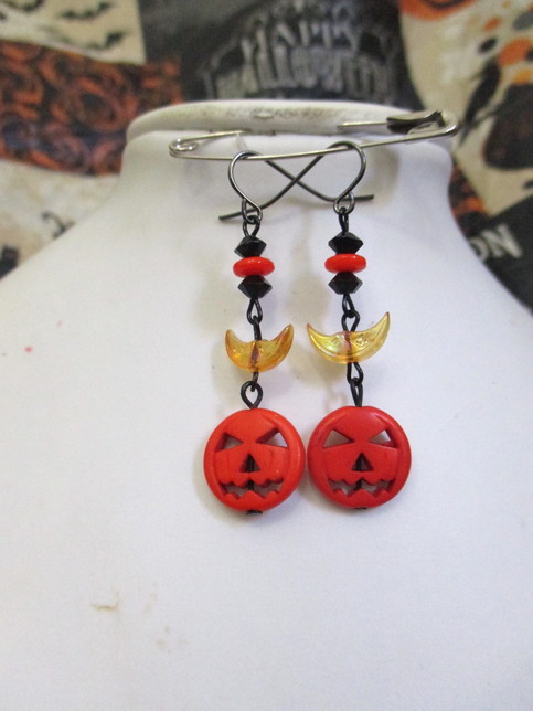 (via Jack-o-lantern and yellow moon halloween beaded dangle...