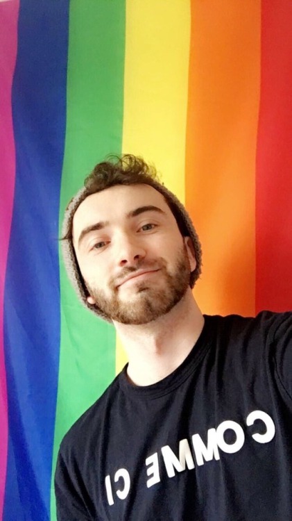 light-leaper:*Obligatory gay pride flag selfie*