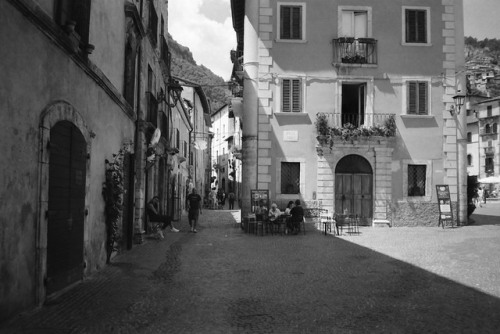 johbeil:
“Leisurely summer life
Tagliacozzo, Abruzzo, Italy. Olympus XA on Ilford XP2/400 B&W film.
”