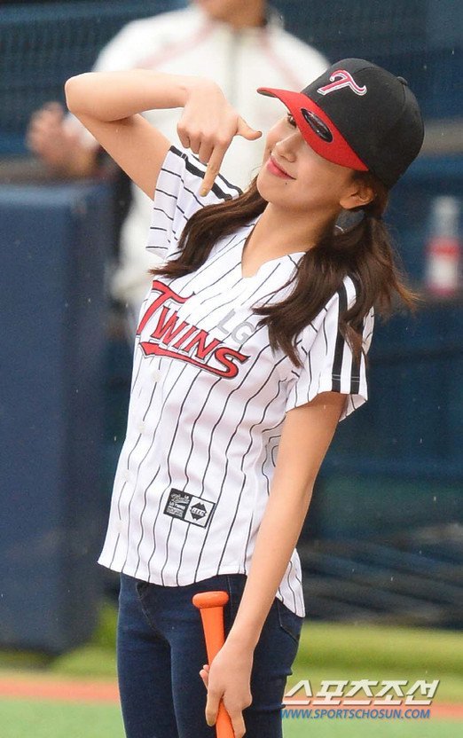 161016 LG Twins First Pitch, TWICE Mina