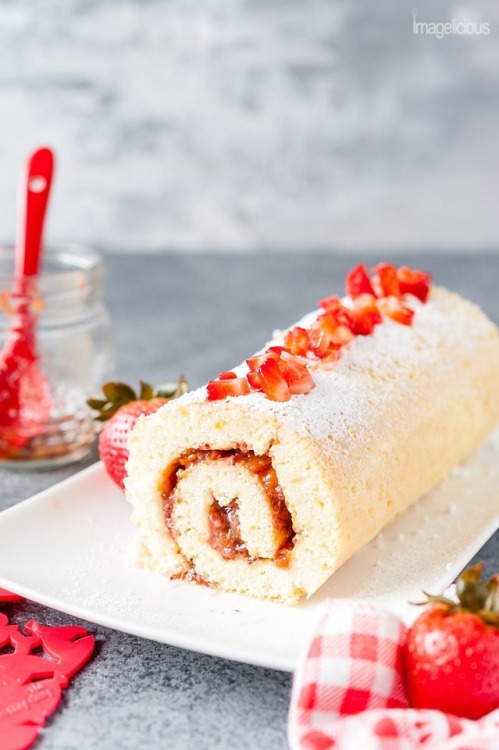 guardians-of-the-food:3 Ingredient Strawberry Cake Roll