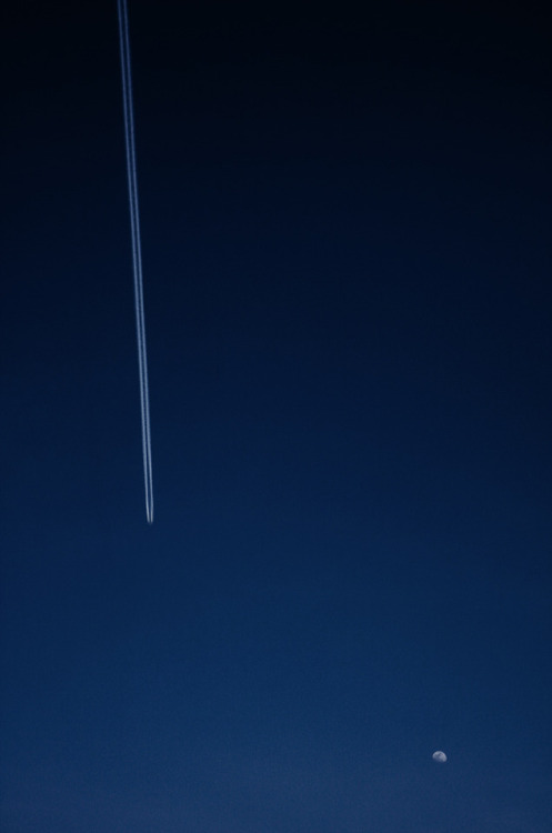 jumy-m:The moon and a vapor trail / 月と飛行機雲- Jumy-M