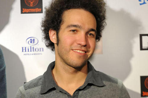 fedorasquidwithglasses:Pete Wentz natural hair appreciation