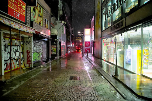 tokyo-fashion:Photos of Harajuku at 1am this morning as...