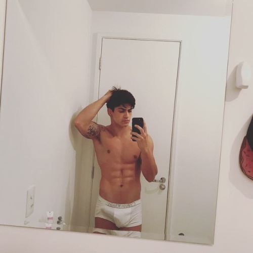 chicostentacion:Selfie in the bathroom 