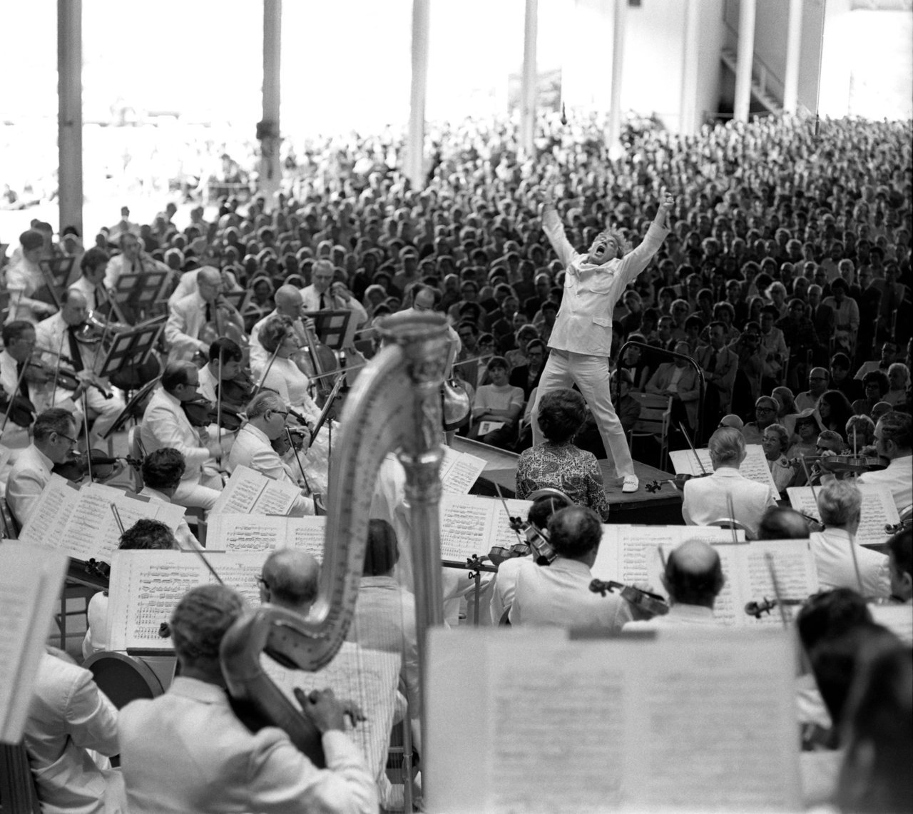 le-narrateur:“Leonard Bernstein conducting the Boston Symphony Orchestra in Mahler’s Symphony No. 2, in Lenox, Mass., in July 1970 ”