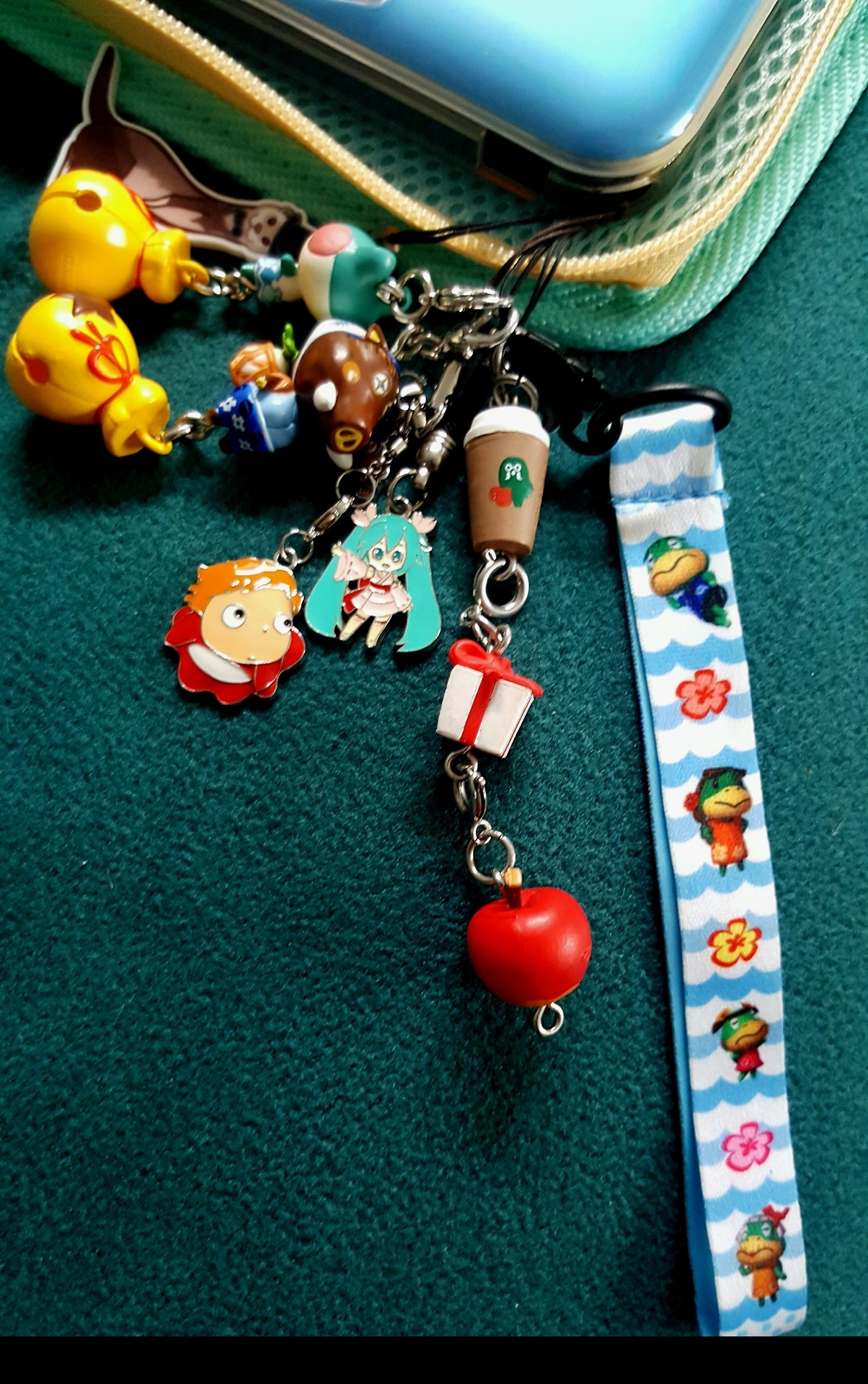 3 — My 3ds has too many keychains 💛💚💙