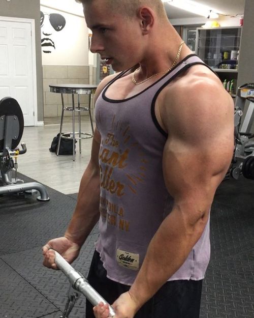 cuteboymuscle:https://www.instagram.com/ryanbryar/?hl=es