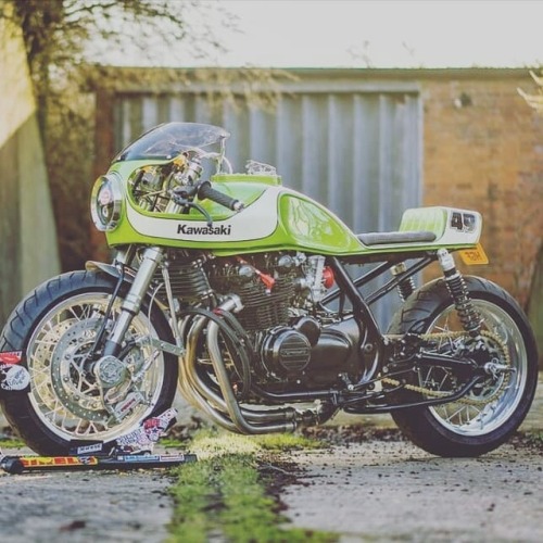 🏁 caferacerpasion.com 🏁 Green green green! Kawasaki Zephyr 750...