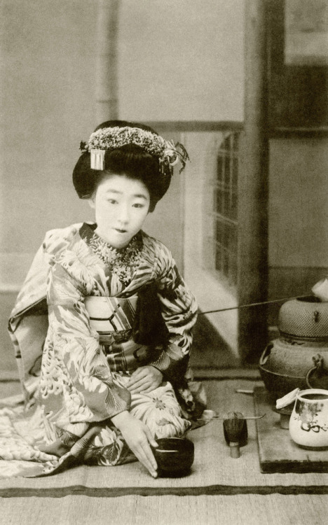 Hakobi-temae 1910s (autor: Blue Ruin1) „Osaka maiko (ucznia gejsza) Yachiyo II, wykonując hakobi-temae, obecnie bardziej powszechnie nazywaną ceremonią herbaty hakobi-date.  Hakobi oznacza „nieść”, temae oznacza „rytualne przygotowywanie herbaty”.  To jest...