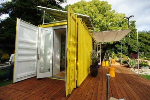 womaninterrupted:prefabnsmallhomes:Shipping Container Homes...