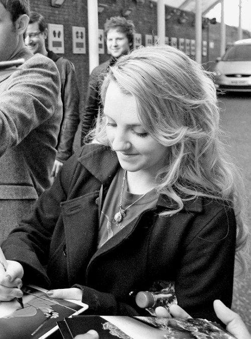 lunapandoralynch:Evanna Lynch signs autographs outside of ITV...