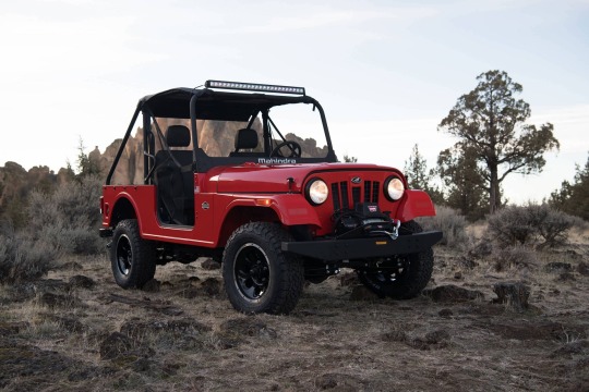 mahindra roxor vermelho frente jipe